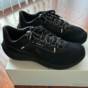 BNIB Nike Pegasus 40 running shoe women's 9 black white